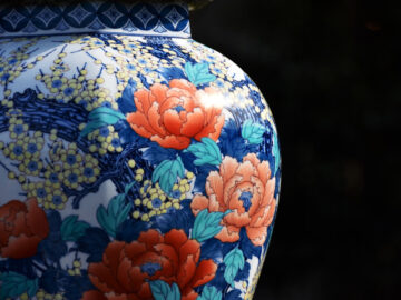 陶器の色鮮やかな壺